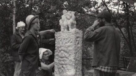 Gruppenarbeit an einem Brunnen. Foto: StadtMuseum Pirna / Ulla Zernicke