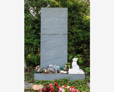 “Life is only a journey and not the destination“ is written on the gravestone. The theme of the journey is taken up by the birds depicted; the surface of the Italian basalt lava has the aura of calm in the sense of arrival. The lettering also conveys this impression. Sculptor: Zemp Natursteine und Bildhaueratelier.