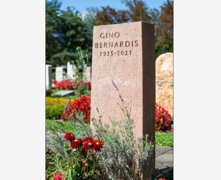 The stele is very simply designed and entices the viewer to pause and contemplate. The outer lines are not as straight as they appear at first glance, and the treatment of the surface carefully emphasizes the hardness of the coarse-grained sandstone. The choice of lettering and the placement of the dates express certainty and security. Sculptor: Markus Böhmer, Basel.