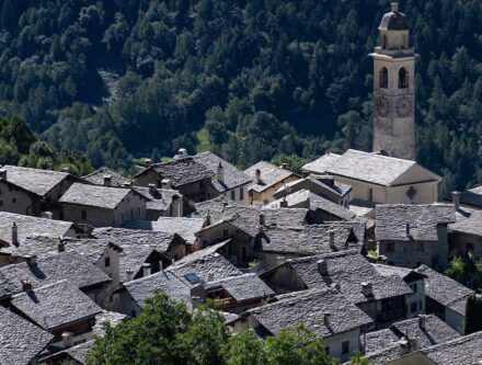 Beliebt bei Touristen sind Orte, denen Stein ein wiedererkennbares Erscheinungsbild gibt. Hier die Dachlandschaft in Soglio im Bergell in der Schweiz. Foto: kunhnmi / <a href="https://commons.wikimedia.org/"target="_blank">Wikimedia Commons</a>