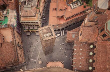 Der Garisenda-Turm in Bologna. Foto: Ștefan Jurcă / <a href="https://commons.wikimedia.org/"target="_blank">Wikimedia Commons</a>