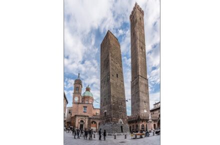 Der Garisenda-Turm (links) und der Asinelli-Turm (rechts). Foto aus dem Jahr 2017 von Vanni Lazzari / <a href="https://commons.wikimedia.org/"target="_blank">Wikimedia Commons</a>