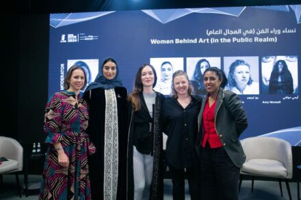 Die Teilnehmerinnnen an der Diskussionsrunde „Frauen in der öffentlichen Kunst“ (v.l.n.r.): Laura Egerton, Sarah Fahad Alruwayti, Auronda Scalera, Rose Lejeune, Amy Mowafi. Foto: Rhiyadh Art