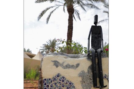 Figur in der Skulpturenausstellung im Park des Feena AlAwwal Center.