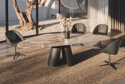 New for the seating arrangement at the table: Draenert pulls and compresses the geometry and thus gives the veins in the table tops a possible statement