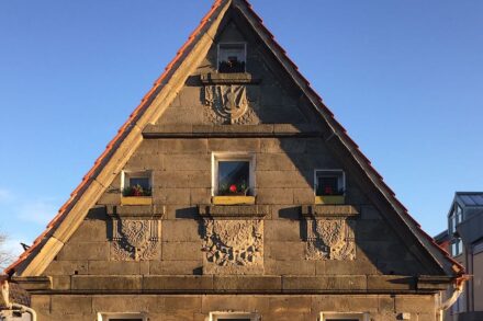 Das Fensterschürzenhaus in Mistelgau, Bahnhofstraße 5, das sich der Musiker Konrad Knörl 1837 errichten ließ. Es gehört dem Verein und wird gerade saniert.