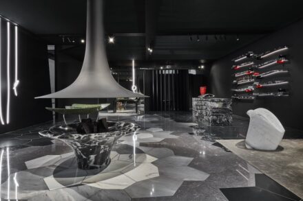Firma: <a href="https://www.citco.it/en"target="_blank">Citco</a> (Italien). Collection: „Stone Resilience“. Designer: Ron Arad, Estudio Campana, Zaha Hadid, Arik Levy, Vian Rasool. Urbs ROMA, Saman Zahawi.