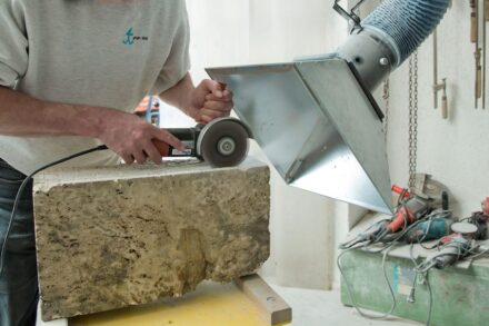 Der Schutz vor Feinstaub und anderer Gesundheitsgefahren am Arbeitsplatz ist einfach, jedoch nicht unbedingt bequem. Foto: Richard Watzke