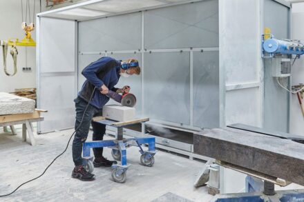 Der Schutz vor Feinstaub und anderer Gesundheitsgefahren am Arbeitsplatz ist einfach, jedoch nicht unbedingt bequem. Foto: Richard Watzke