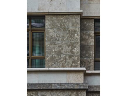 Sanierung der Taunusstraße, Frankfurt am Main: Architekturbüro: Gregor Fuchshuber, Naturstein: Travertin, Dolomit; Natursteinunternehmen: Hans Kern Naturstein GmbH.