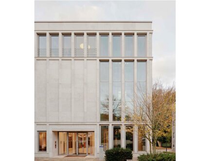 Kassenärztliche Vereinigung Schleswig-Holstein (KVSH) Bad Segeberg - Neubau eines Plenarsaales: Architekturbüro: Riemann Gesellschaft von Architekten, Naturstein: Fassade: Kalkstein; Treppenbelag: Travertin; Wandgestaltung: Kalkstein; Natursteinunternehmen: Hofmann Naturstein GmbH & Co. KG.