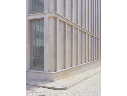 Kassenärztliche Vereinigung Schleswig-Holstein (KVSH) Bad Segeberg - Neubau eines Plenarsaales: Architekturbüro: Riemann Gesellschaft von Architekten, Naturstein: Fassade: Kalkstein; Treppenbelag: Travertin; Wandgestaltung: Kalkstein; Natursteinunternehmen: Hofmann Naturstein GmbH & Co. KG.