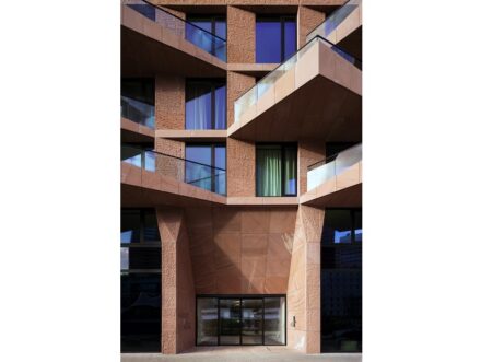 CASANOVA: Architekturbüro: Barcode Architects, Naturstein: Sandstein; Natursteinunternehmen: Bamberger Natursteinwerk Hermann Graser GmbH.