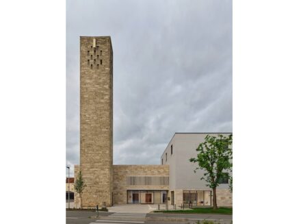 Johannesforum Wendlingen am Neckar: Architekturbüro: Drei Architekten, Naturstein: Bestandsstein: Kalktuffstein, Ergänzungsstein: Travertin; Natursteinunternehmen: Lauster Steinbau GmbH.