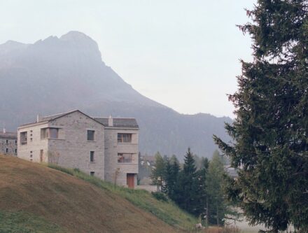 Steinhaus in Maloja, Schweiz: Architekturbüro: Renato Maurizio Architekten AG, Naturstein: Granit; Natursteinunternehmen: C.Ganzoni AG, Vicosoprano (Schweiz).