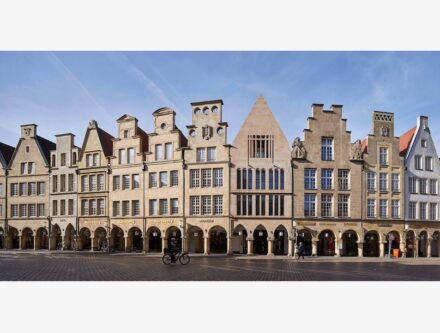 Giebel am Prinzipalmarkt 41, Haus Viehoff (Ausschnitt): Architekturbüro: Achterkamp und Möller. Architekten, Naturstein: Sandstein; Natursteinunternehmen: Paetzke GmbH.