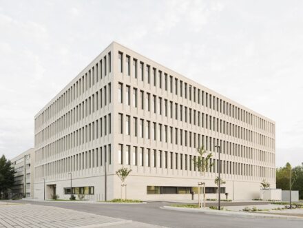 Kriminaltechnisches Institut des LKA Sachsen, Dresden: Architekturbüro: heinlewischer, Naturstein: Sandstein; Natursteinunternehmen: Bamberger Natursteinwerk Hermann Graser GmbH.