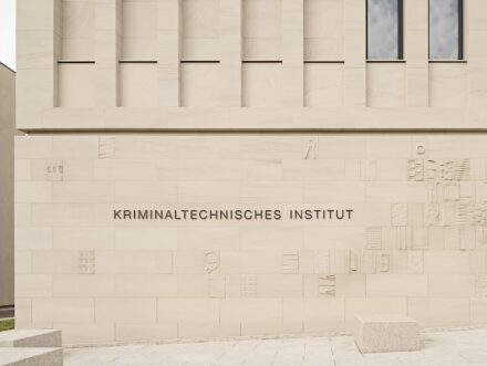 Kriminaltechnisches Institut des LKA Sachsen, Dresden: Architekturbüro: heinlewischer, Naturstein: Sandstein; Natursteinunternehmen: Bamberger Natursteinwerk Hermann Graser GmbH.