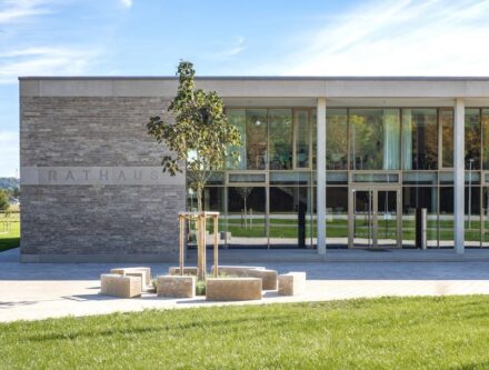 Neubau Rathaus Mallersdorf-Pfaffenberg: Architekturbüro: Bär Stadelmann Stöcker Architekten & Stadtplaner PartG mbB; Naturstein: Dolomit; Natursteinunternehmen: Franken-Schotter GmbH & Co KG.