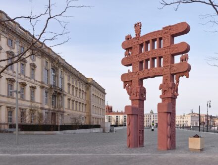 Das Sanchi-Tor am Humboldt Forum: Architekturbüro: Killinger & Westermann Architekten PartG mbB, Naturstein: Sandstein; Natursteinunternehmen: Bamberger Natursteinwerk Hermann Graser GmbH.