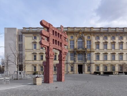 Das Sanchi-Tor am Humboldt Forum: Architekturbüro: Killinger & Westermann Architekten PartG mbB, Naturstein: Sandstein; Natursteinunternehmen: Bamberger Natursteinwerk Hermann Graser GmbH.