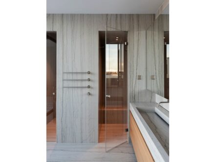 Penthouse Prenzlauer Berg: Architekturbüro: Bonauer Bölling Partnerschaft von Architekten mbB, Naturstein: Kamin: Marmor, Kochinsel: Quarzit, Hausbar: Quarzit, Badezimmer: Quarzit; Natursteinunternehmen: Aedificium Steinmetz- und Bildhauermeisterbetrieb | MCR Marmor Center GmbH.