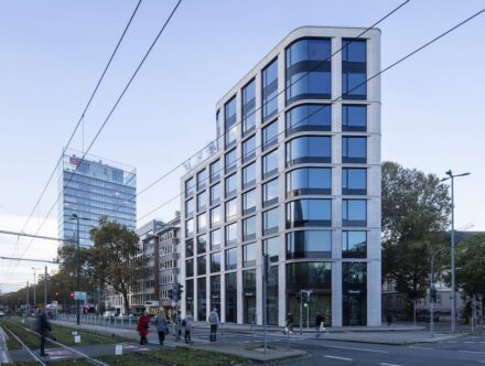 Vertikum, Büro- und Geschäftshaus Berliner Allee: Architekturbüro: Caspar Schmitz-Morkramer, Naturstein: Kalkstein; Natursteinunternehmen: Hofmann Naturstein GmbH & Co. KG.