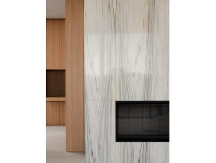 Penthouse Prenzlauer Berg: Architekturbüro: Bonauer Bölling Partnerschaft von Architekten mbB, Naturstein: Kamin: Marmor, Kochinsel: Quarzit, Hausbar: Quarzit, Badezimmer: Quarzit; Natursteinunternehmen: Aedificium Steinmetz- und Bildhauermeisterbetrieb | MCR Marmor Center GmbH.