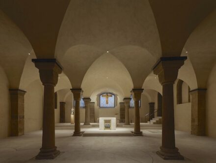 Herzkammer | Architektonische und künstlerische Umgestaltung der Krypta im Hohen Dom zu Paderborn: Architekturbüro: Brückner & Brückner Architekten GmbH, Naturstein: Kalkstein (Boden und die Prinzipalien); Onyxmarmor vor dem historischen Fenster; Natursteinunternehmen: Hofmann Naturstein GmbH & Co. KG.