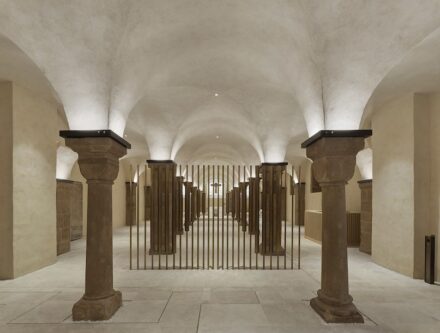Herzkammer | Architektonische und künstlerische Umgestaltung der Krypta im Hohen Dom zu Paderborn: Architekturbüro: Brückner & Brückner Architekten GmbH, Naturstein: Kalkstein (Boden und die Prinzipalien); Onyxmarmor vor dem historischen Fenster; Natursteinunternehmen: Hofmann Naturstein GmbH & Co. KG.