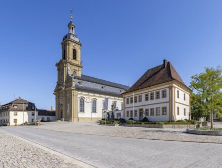 Schlossplatz Wiesentheid: Architekturbüro: Landschaftsarchitekt und Stadtplaner Dipl.-Ing (FH) Paul Böhmer, Naturstein: Muschelkalk; Natursteinunternehmen: Natursteinwerk Borst GmbH & Co. KG.