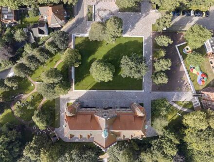 Flensburger Landschaftsgärten: Architekturbüro: WES LandschftsArchitektur mit Hans-Hermann Krafft, Naturstein: Sandstein, behauene Feldsteine, verschiedene Granite und Gabbro; Natursteinunternehmen: MKB Mineralien Kontor Bremen GmbH, TRACO Deutsche Travertin Werke GmbH.