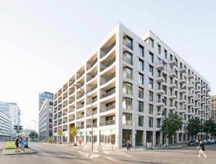 PURE Living Berlin: Architekturbüro: Hemprich Tophof Gesellschaft von Architekten mbH, Naturstein: Kalkstein; Natursteinunternehmen: Hofmann Naturstein GmbH & Co. KG.