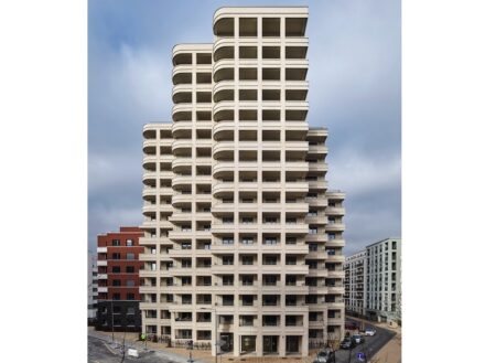 Wohnhochhaus „Drei Horizonte“ Frankfurt am Main: Architekturbüro: O&O Baukunst // ARGE Schwedler Trio (O&O Baukunst mit Stefan Forster Architekten & Karl Dudler Architekten), Naturstein: Kalkstein; Natursteinunternehmen: Hofmann Naturstein GmbH & Co. KG.