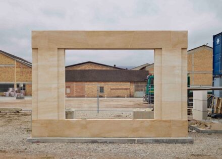Atelier Archiplein: Massivbau mit Naturstein.