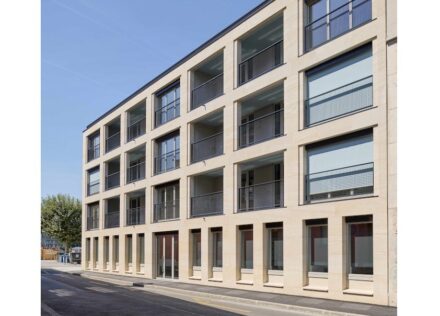Atelier Archiplein: Massivbau mit Naturstein.