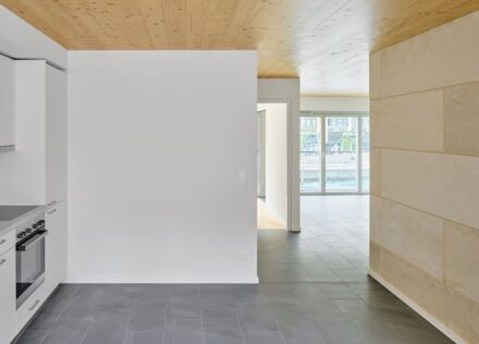 Atelier Archiplein: Massivbau mit Naturstein.