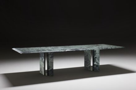 Bei „Adym“ haben Gabriele e Oscar Buratti ihrem Tisch eine Platte von maximal 310×120 cm gegeben.