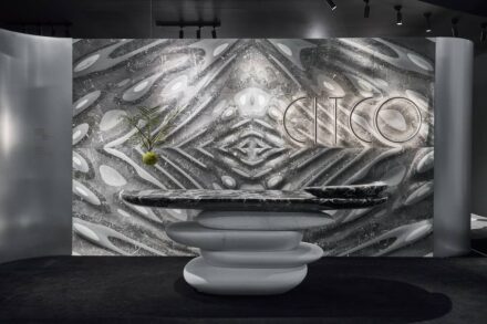 Citco, Stone Resilience: Marmorwand „Echoe“ von Urbs ROMA, Empfangstresen „Zenith“ vor der Wand von Vian Rasool.