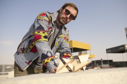 Jordi Raga auf dem Tuwaiq Sculpture Symposium.