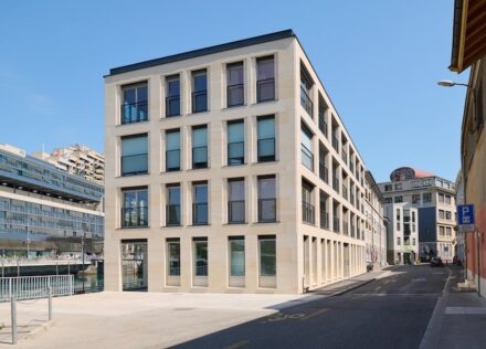 In 2023, the architects from Atelier Archiplein completed this building with social housing in Geneva in solid construction made of small stone blocks. We will have a detailed report shortly.