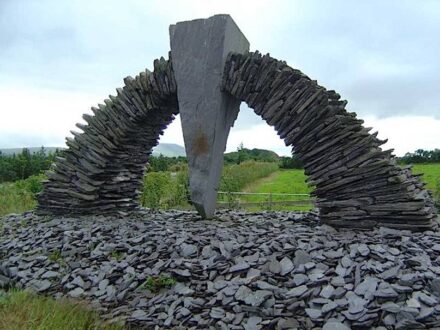 Arch by John Crowley (2003). Photo: Raymond Norris / <a href="https://commons.wikimedia.org/"target="_blank">Wikimedia Commons</a>, <a href=" https://en.wikipedia.org/wiki/Creative_Commons_license"target="_blank">Creative Commons License</a>