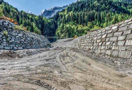 Stein mit einer rauen Oberfläche kann einen Beitrag leisten, um die Fließgeschwindigkeit eines Gewässers zu reduzieren. Foto: Gemeinde Bergell / Tiefbauamt Graubünden