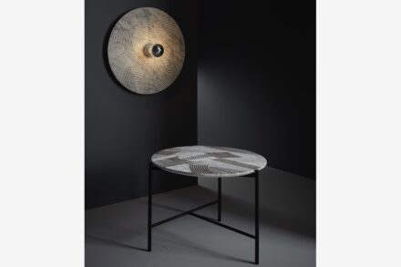 „Solco“, Wand- oder Deckenleuchte (links), Couchtisch (rechts). Design: Bastien Taillard. Carrara-Marmor, matte Oberfläche. Leuchte: Tiefe: 15 cm ohne Glühbirne. Durchmesser: 60 cm. Struktur aus mattschwarzem Metall, vorderer Ring mattweiß thermolackiert, Ring in mattschwarz erhältlich. Couchtisch: Struktur aus mattschwarzem Metall. Höhe: 43 cm. Durchmesser: 60 cm. Erhältlich mit zusätzlicher Platte von 25 cm.