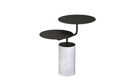 „Groom“, Beistelltisch. Design: Bastien Taillard. Massiver Marmorsockel, auch in massiver Eiche erhältlich. Gestell aus schwarzem, mattem Metall. Höhe: 51 cm. Breite: 35 cm. Länge: 60 cm.