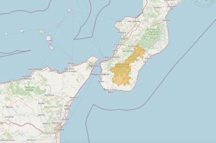 Nationalpark von Aspromonte im Südzipfel Italiens (orange). Links: Sizilien.