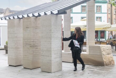 Installation „Brick from a Stone“ der Firmen Albion Stone und Hutton Stone.