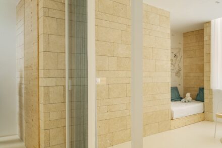 Gebäude der Architektin Pepa Diáz und der spanischen Firma Rosal Stones mit Steinbricks.