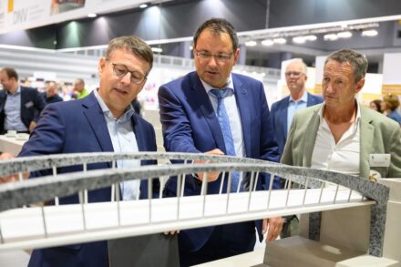 Innovative Naturstein-Lösungen für das Bauen waren eines der Themen der Stone+tec 2024. V.l.n.r.: Hermann Graser, Präsident Deutscher Naturwerkstein Verband (DNV); Martin Schöffel, MdL Staatssekretär im Bayerischen Staatsministerium für Finanzen und Heimat; Markus Steininger, Präsident Bundesverband Deutscher Steinmetze (BIV).