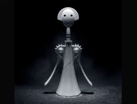 The sculpture “Anna G.” (Sa. Ge. Van. Marmi company, 2014) is reminiscent of the corkscrew with the same name that Alessandro Mendini designed in metal for Alessi in 1994.